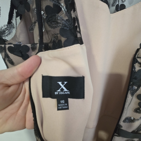 Xscape Black Lined Floral Lace Dress With Black Belt Attached And Heart Neckline - Picture 7 of 8